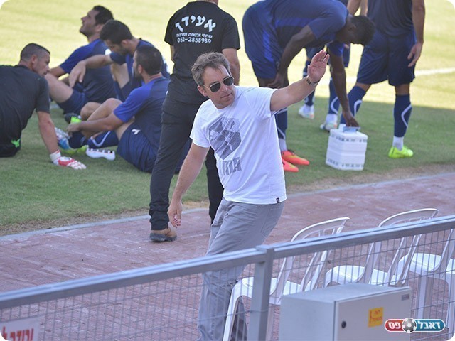 מאמן הפועל עפולה, ירון הוכנבוים (קובי פורטל)